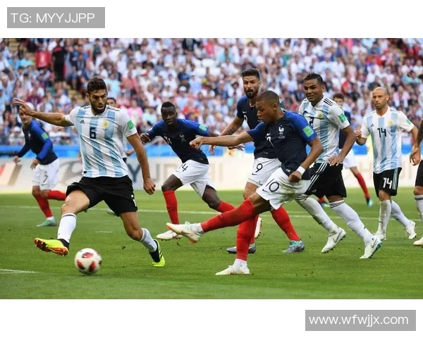 法国足球明星致敬球迷展现无畏精神与团队荣誉感